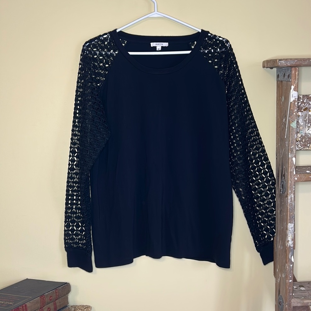 Maette black Lace. XL Top with lace-like accent on arms.